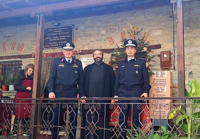 Τρόφιμα στο συσσίτιο της Μητροπόλεως προσέφεραν οι Τρικαλινοί αστυνομικοί