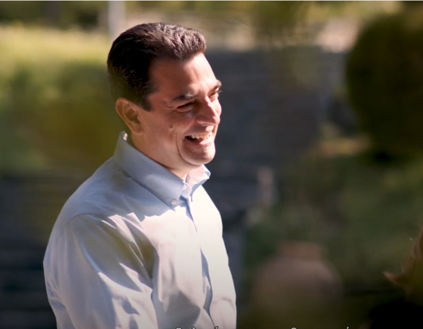 Πατριώτης Σκρέκας. Έστειλε παντού κάρτες από τα στολισμένα Τρίκαλα