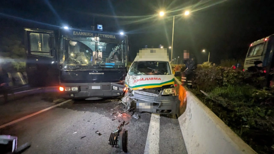 Παραλίγο τραγωδία έξω από τη Λάρισα: Σύγκρουση ασθενοφόρου με αστυνομικό όχημα (φωτ.)